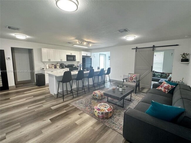 Building Photo - 3 bedroom in Hollywood FL 33024