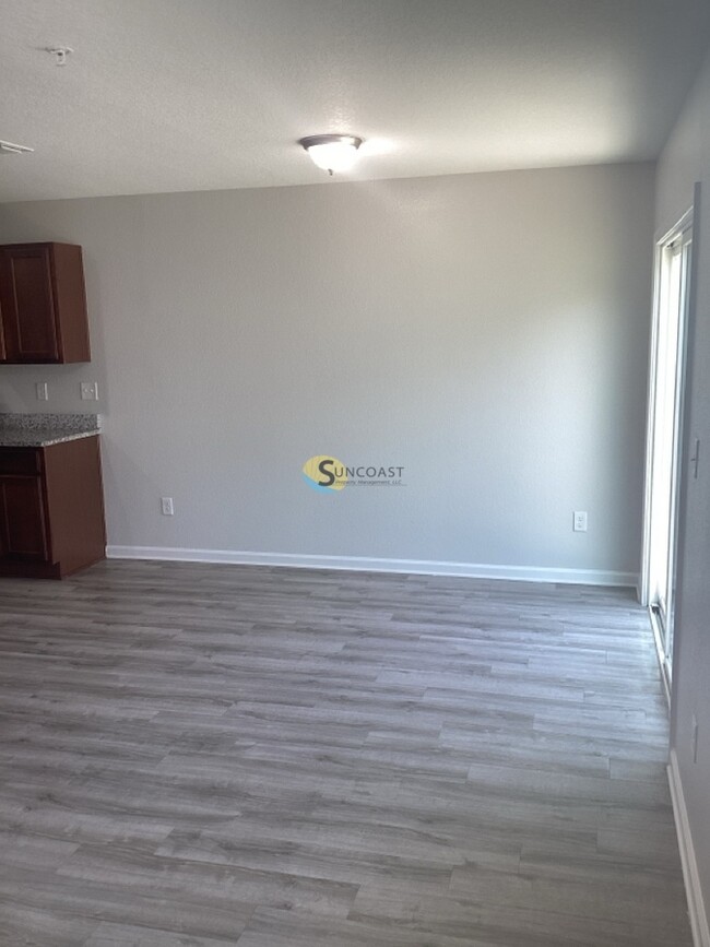 Building Photo - Spacious 2 bed - 2 bath in  PRIME Location