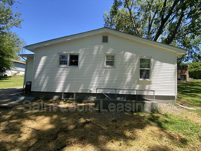 Building Photo - 3745 Dixie Dr