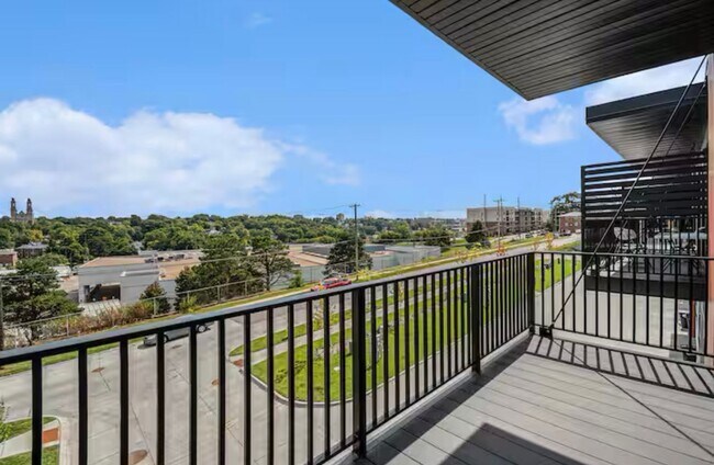 Building Photo - Fully Furnished 2 Master Suites | Luxe Tow...