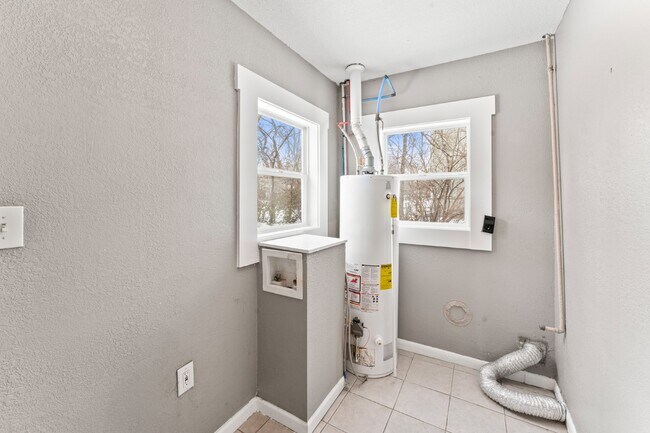 Building Photo - 2 Bedroom Home with Spacious Fenced In Yard!  1st Month's Rent is Free!*