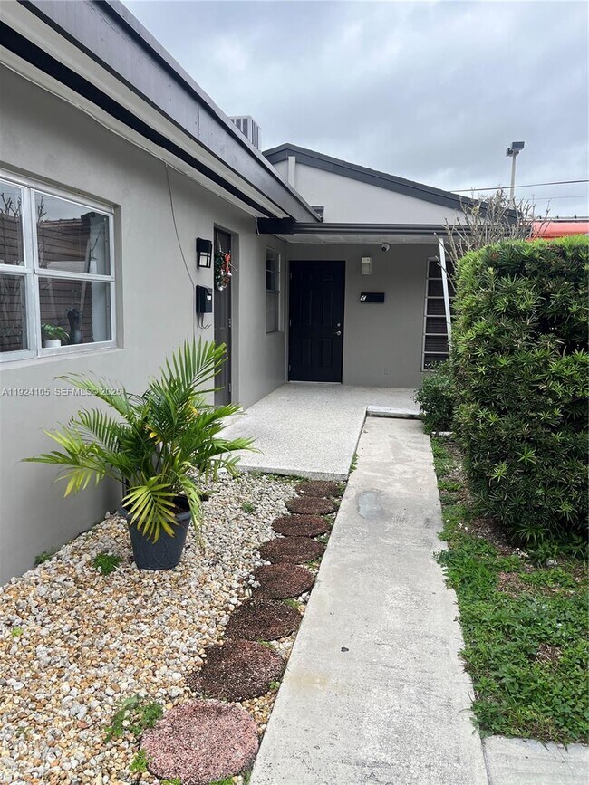 Building Photo - 920 SW 30th Ave