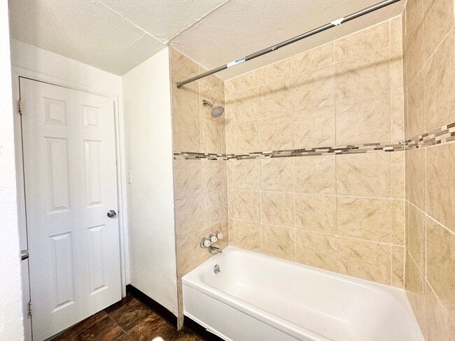 Building Photo - Cozy 3-bed, 1-bath Duplex in Denver's Vibr...