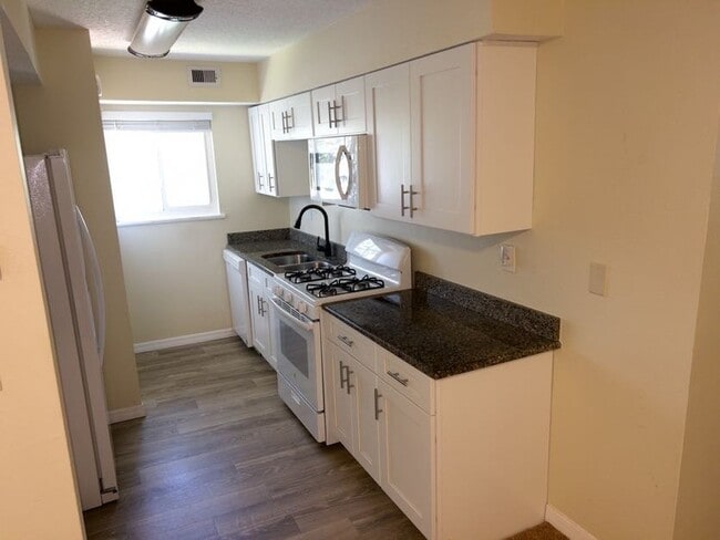 Building Photo - 14 W Rhodes Dr