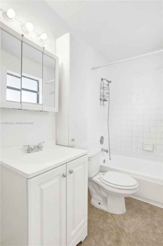 Building Photo - 2120-2122 Thomas St # 2122 HOLLYWOOD, FL 33020
