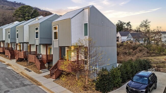 Building Photo - 207 Old Mountain Rd