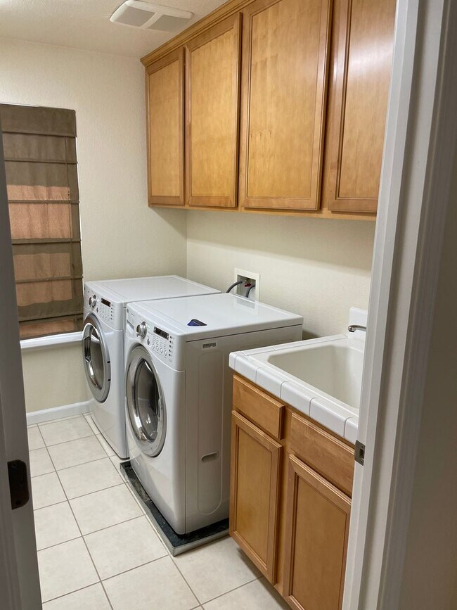 Building Photo - NICE TWO STORY HOME IN WEST ROSEVILLE