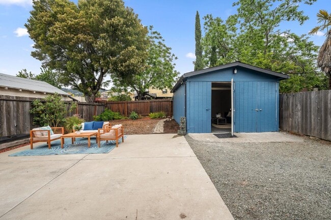 Building Photo - 6900 Thornhill Dr