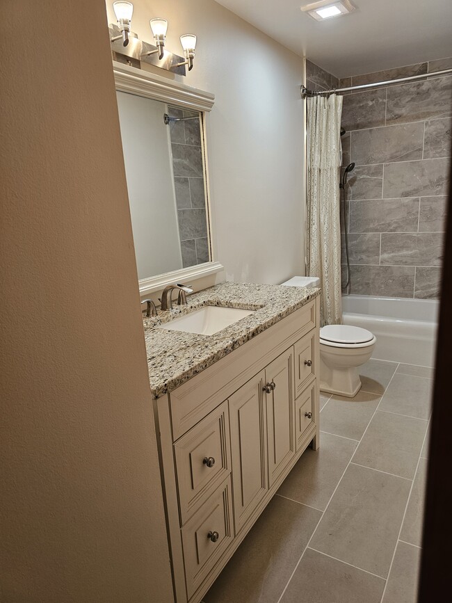 Building Photo - 619 Dlyn St