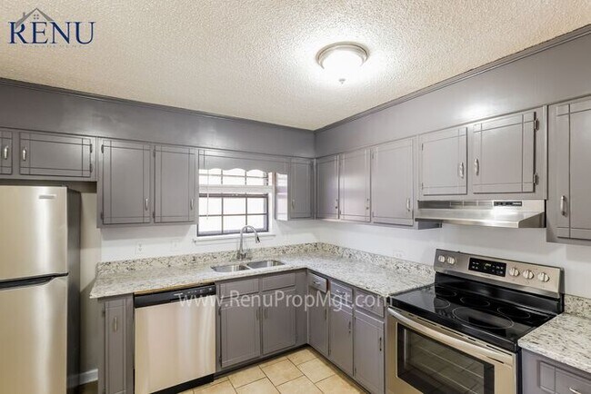 Building Photo - AVAILABLE NOW!!