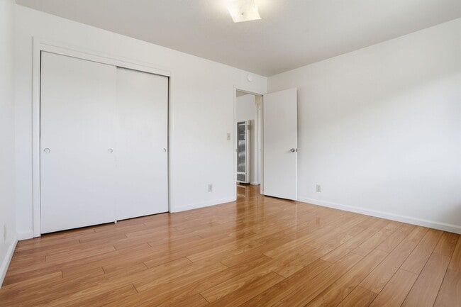 Building Photo - Spacious Upstairs Unit!