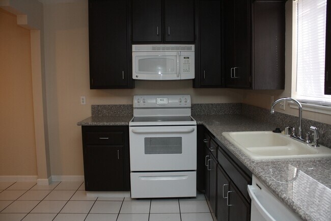 Building Photo - Superb Dual Master Townhome!