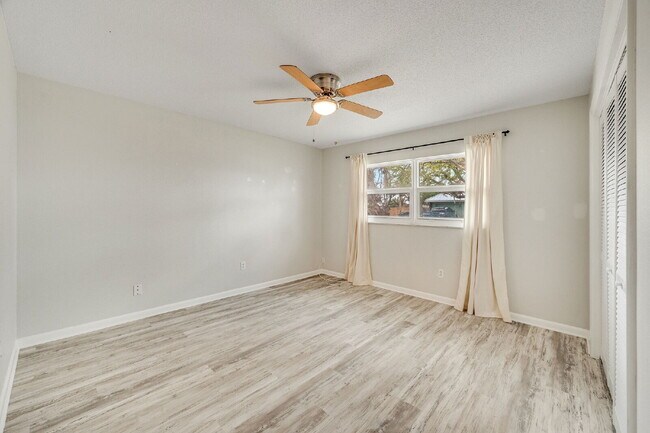 Building Photo - Beautiful 4 bedroom, 2 bathroom in Satellite Beach! NO HOA!!