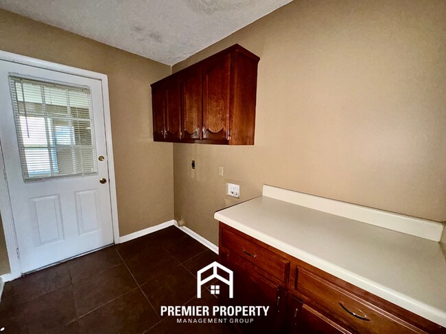 Building Photo - Spacious 3BR/2BA Near Southwind | 1,958 Sq Ft, Brick Fireplace, 2-Car Garage & Quiet Cove