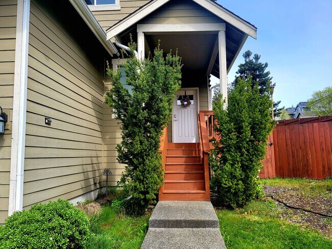 Building Photo - Bright, Spacious 4 bedroom in Poulsbo