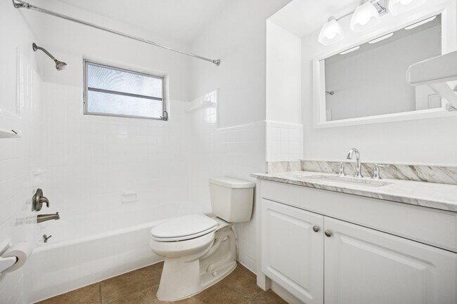 Building Photo - 2433 NE 24th St