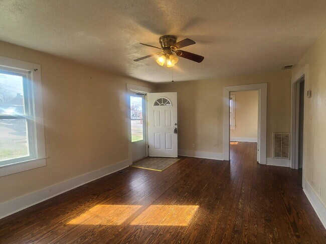 Building Photo - Charming home with wonderful yard!