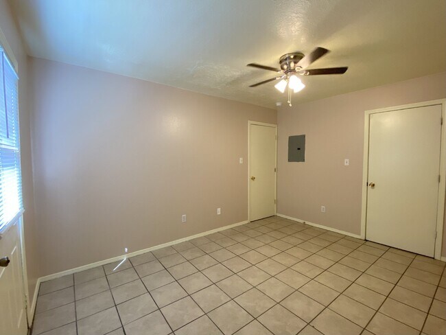Building Photo - 2BR/1Bath - 4 Plex in Rio Rancho