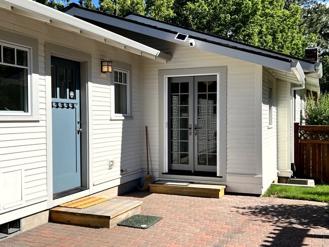 Building Photo - Charming Historical Home, Desirable Downtown Location. Flexible Lease Terms, 30-day Min. All Util...