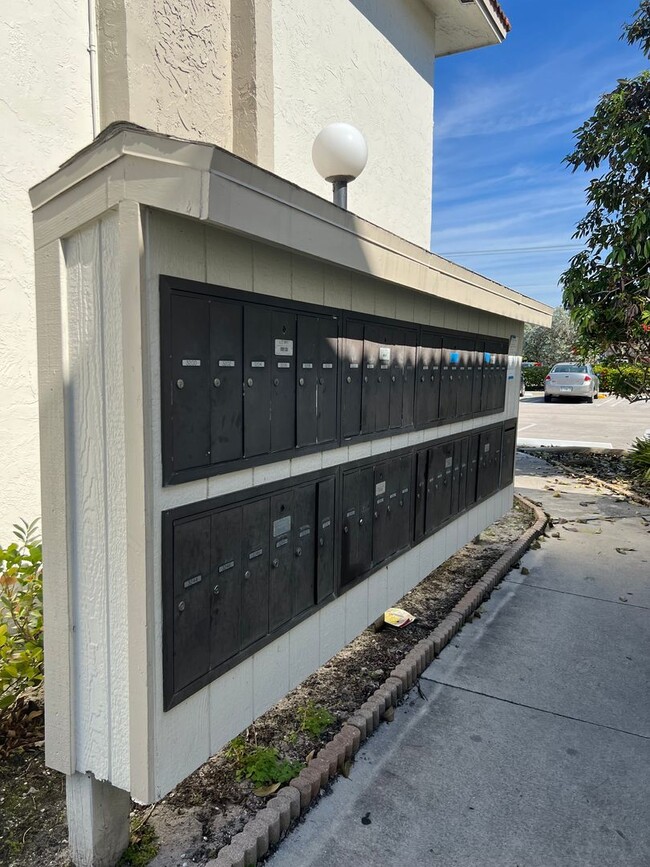 Building Photo - 2-Bed, 2-Bath Condo in Coral Springs!