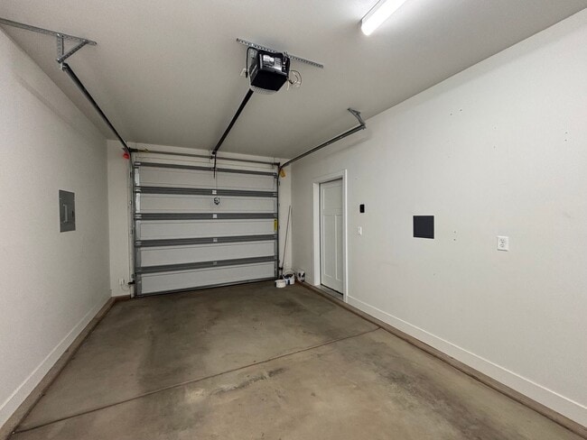 Building Photo - DARLING TWO BEDROOM TOWNHOME IN CEDAR CITY!