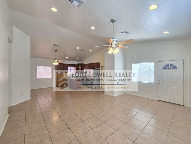 Building Photo - Spacious 3-Bed / 2-Bath Home in Central Tucson with A-Mountain Views!