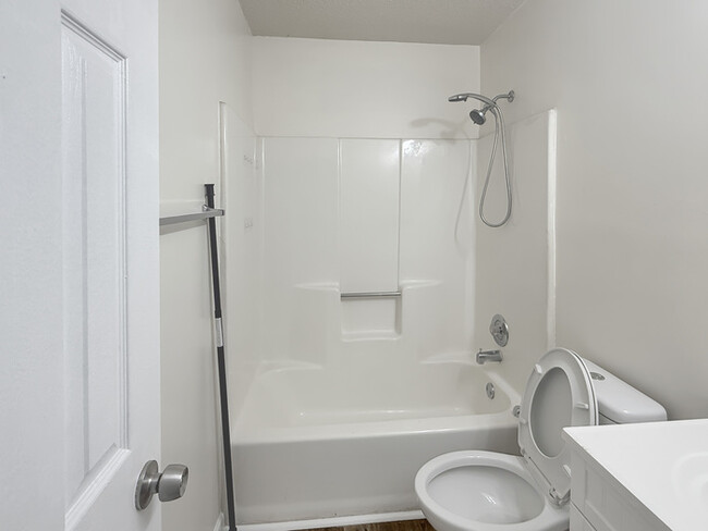 Building Photo - House 3 Bedroom 2 Bath