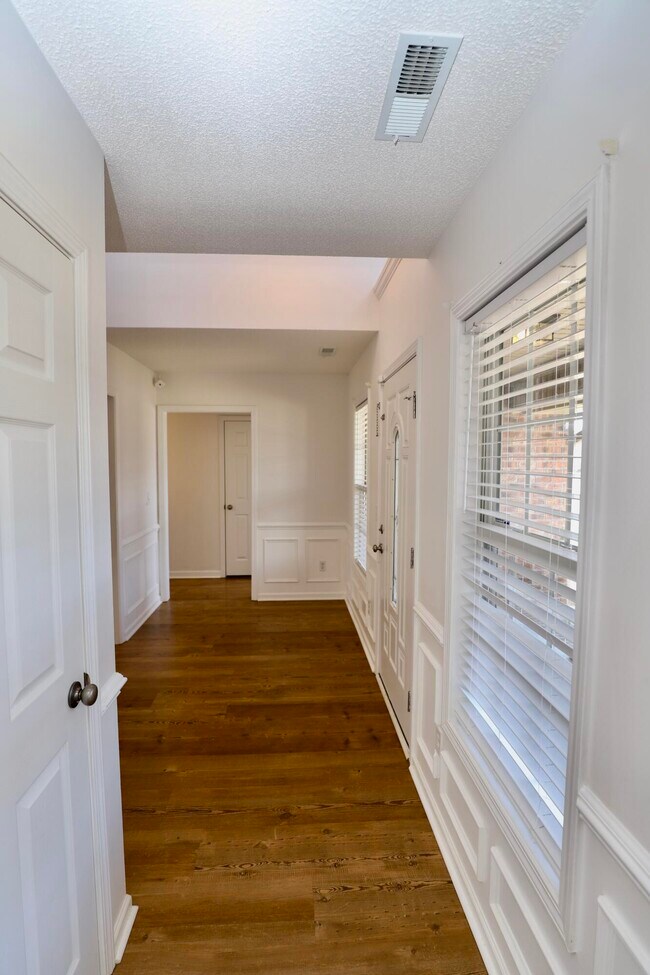 Building Photo - 3065 Temple Rd