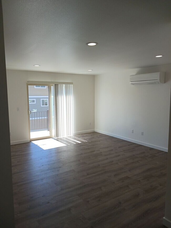 Building Photo - Ferndale - 3 bedroom, 3 bath Townhome