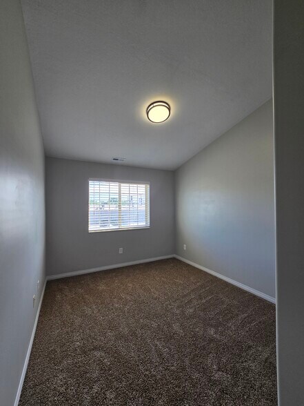 Building Photo - 287 E Rockingham Ct