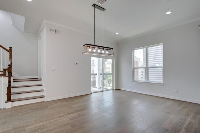 Building Photo - 5528 Larkin St