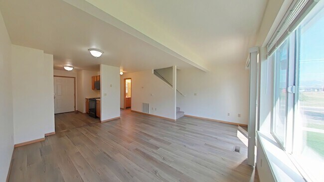 Building Photo - Townhouse-style End unit 3BD, 1.5 BA with attached garage