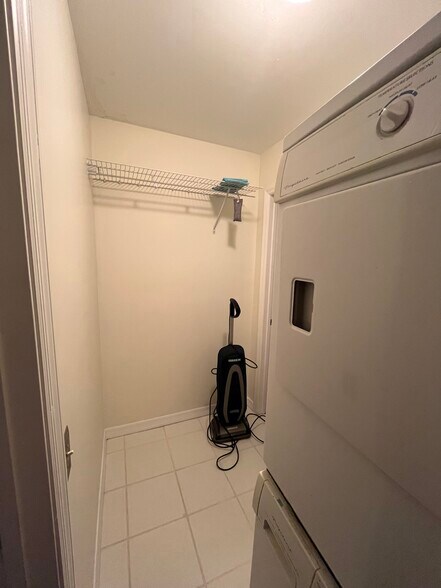 Laundry room - 4950 Bayshore Blvd