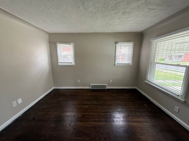 Building Photo - Renovated 3-Bedroom Home – We Welcome Sect...