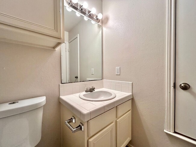 Building Photo - Bright and Comfortable 3BR/2BA Home with Garage & Backyard