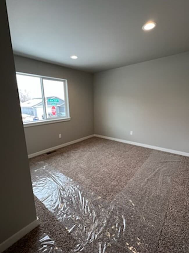 Building Photo - 3 bed/2 bath rambler style home! Attached garage, fenced back yard & A/C!