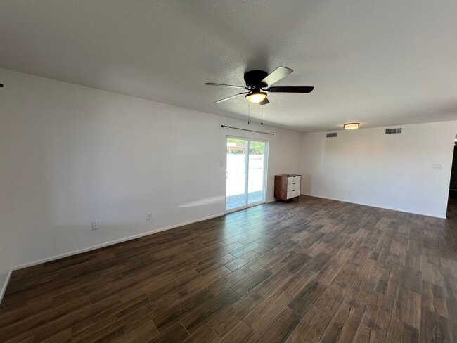Building Photo - REMODELED 3 BEDROOM IN TOWN!