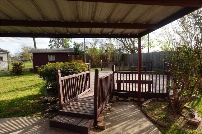 Building Photo - 6314 Sandy Oaks Dr