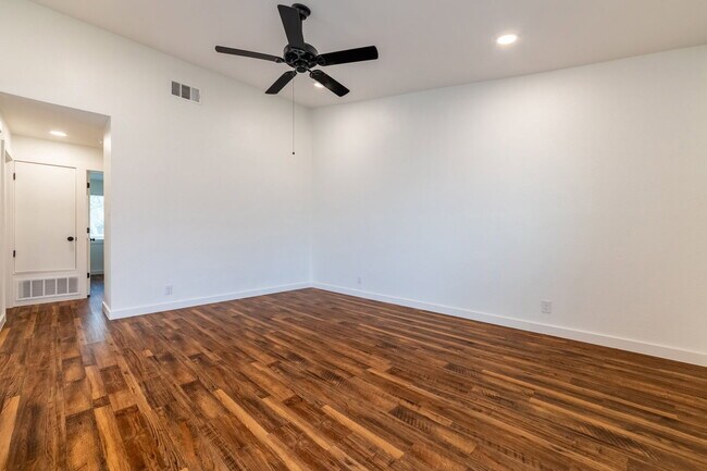 Building Photo - 1205 Dobie Dr