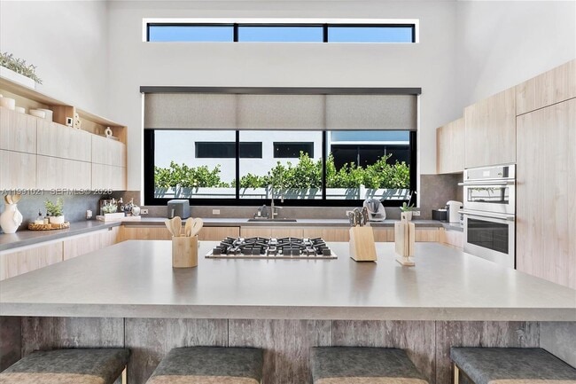 Building Photo - 2215 NE 19th St