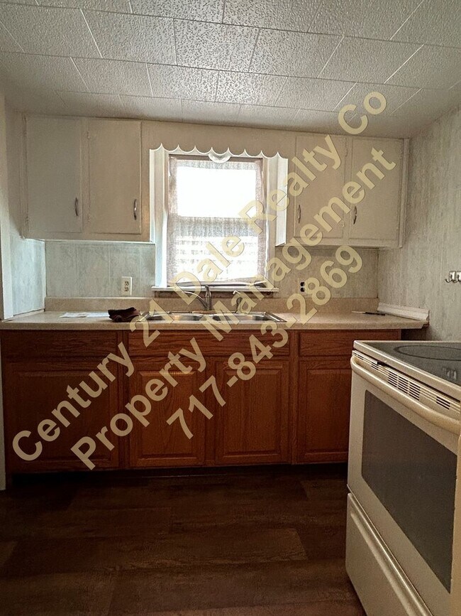 Building Photo - Large 2 Bedroom Apartment in Eastern Schoo...