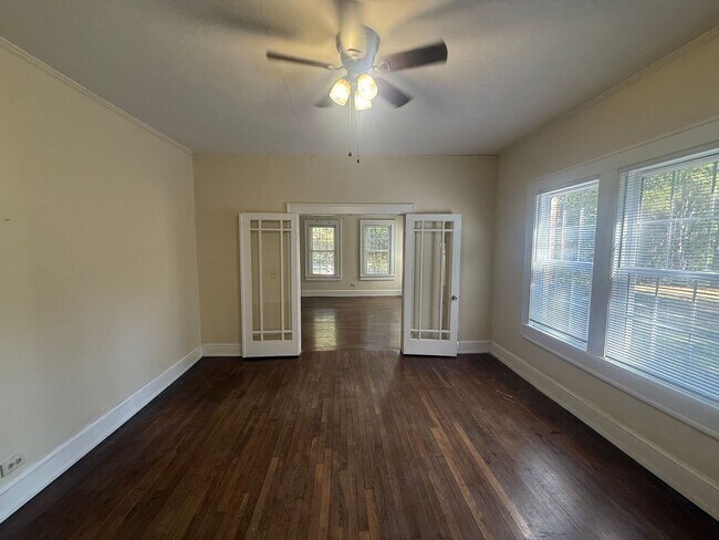 Building Photo - 911 Shady Oak Ln