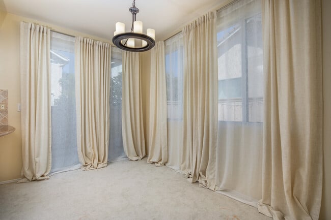 Building Photo - 1 Quebec