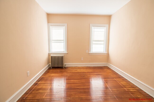 Building Photo - ???UPDATED, HUGE 4 BEDROOM AND 2 BATH HOME...