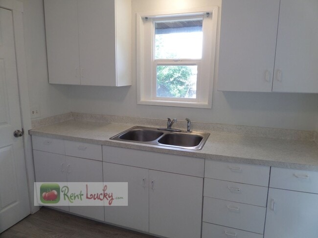 Building Photo - Super-Cute 2-Bedroom Home w/Attached Garag...