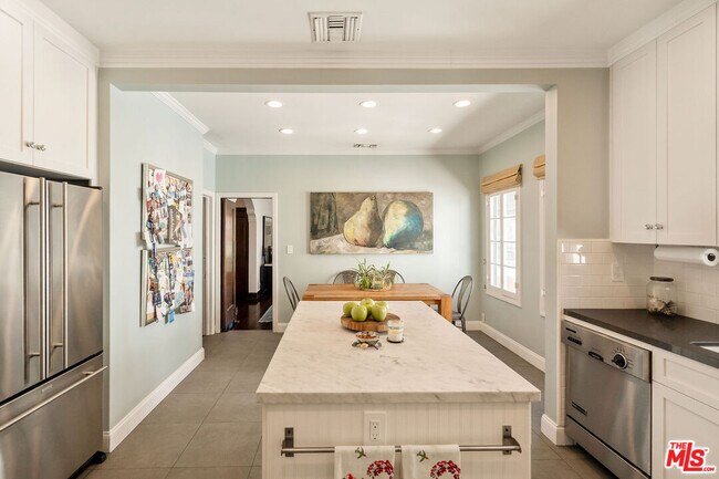 Building Photo - 144 S Orange Dr