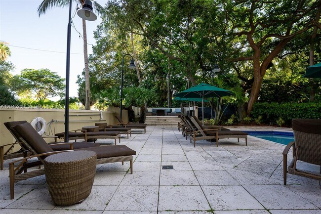 Building Photo - 2951 S Bayshore Dr