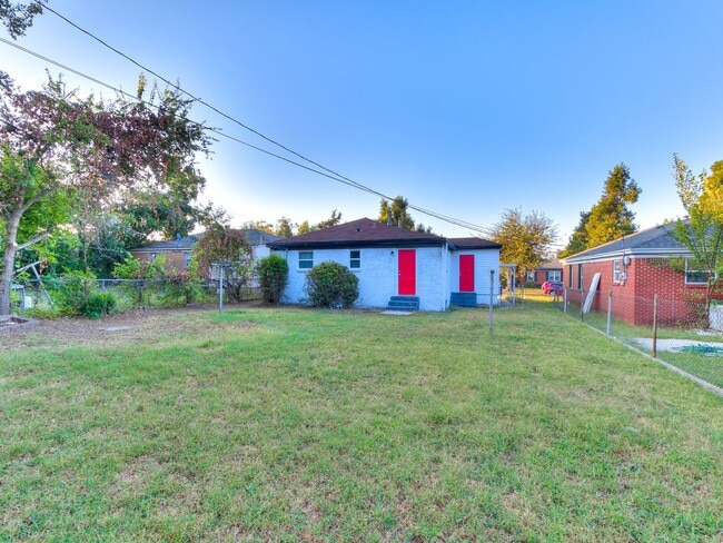 Building Photo - Freshly Renovated | 3 Bed | 2 Bath | Large...