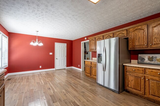 Building Photo - 3 Bedrooms, 2.5 Bathrooms - Home in Silver Creek!