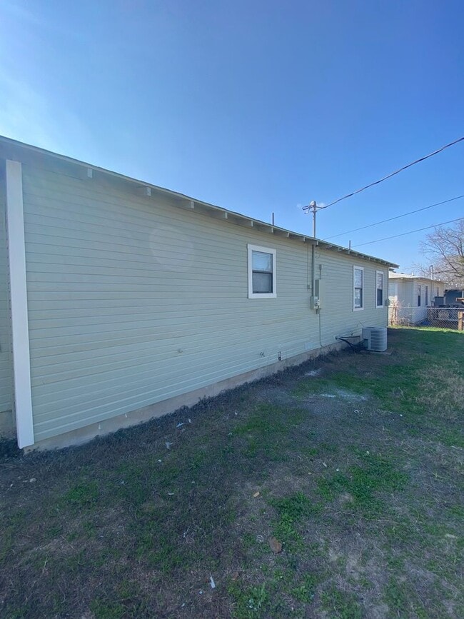 Building Photo - Charming newly renovated 3 bedroom 2 bath ...